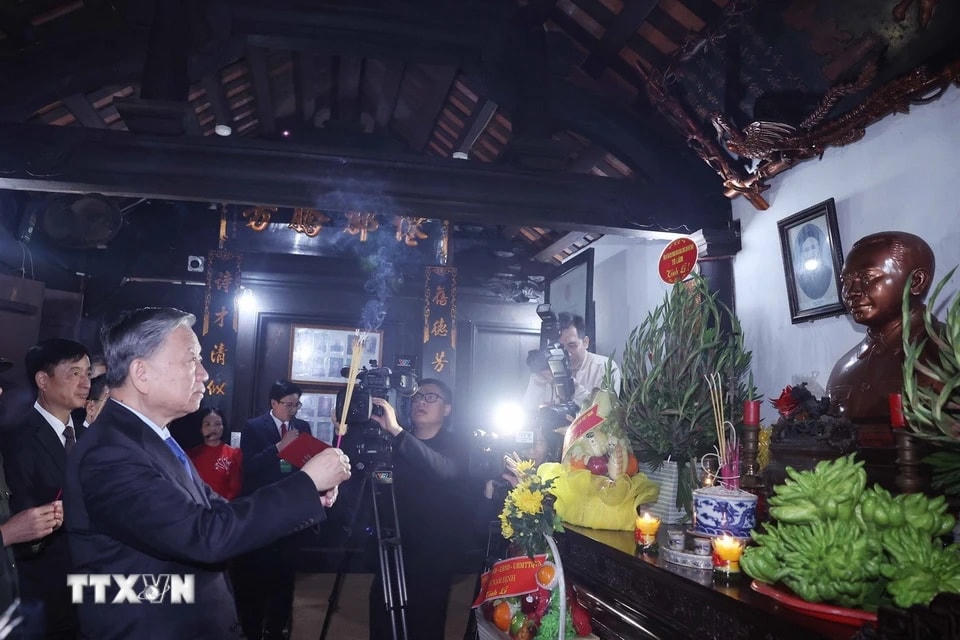 Tổng Bí thư Tô Lâm dâng hương tưởng niệm Tổng Bí thư Trường Chinh tại Nhà lưu niệm ở xã Xuân Hồng, huyện Xuân Trường. (Ảnh: Thống Nhất/TTXVN)