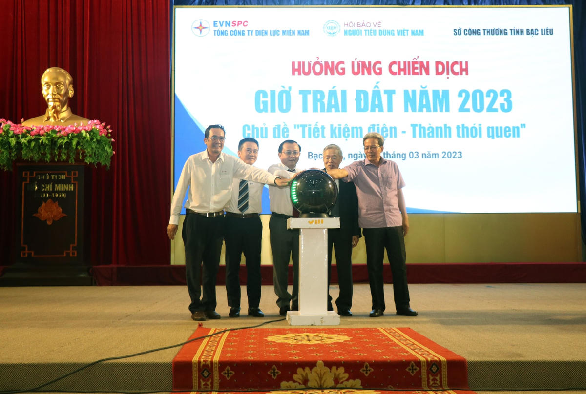 Lãnh đạo UBND tỉnh Bạc Liêu, Tập đoàn Điện lực Việt Nam, Tổng công ty Điện lực Miền Nam cùng tham gia nhấn nút, hưởng ứng chiến dịch Giờ Trái đất năm 2023.