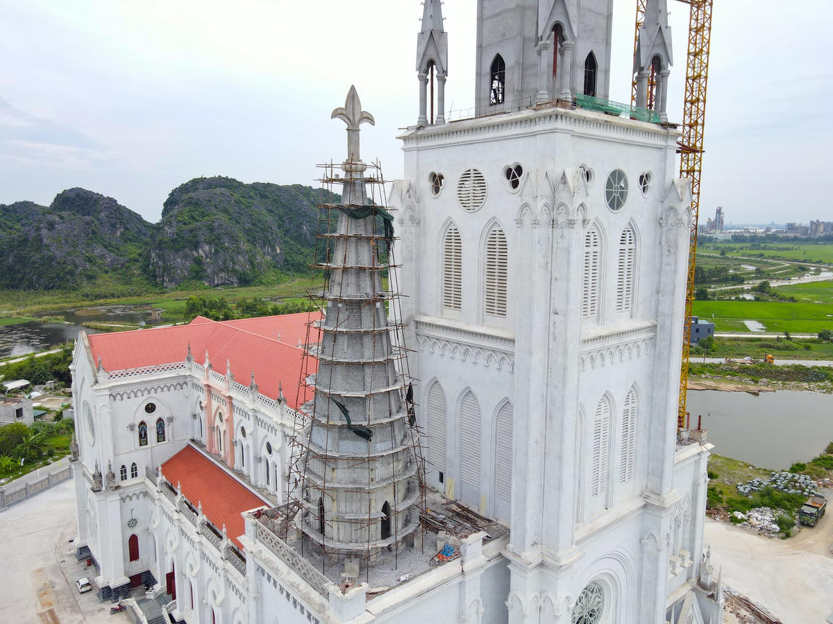[Ảnh]: Ngắm nhìn thánh đường lớn nhất Việt Nam sắp hoàn thành