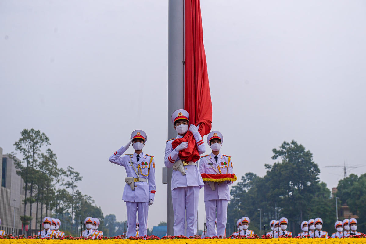 Lúc 5h59, chiến sĩ mang Quốc kỳ treo lên cột cờ.