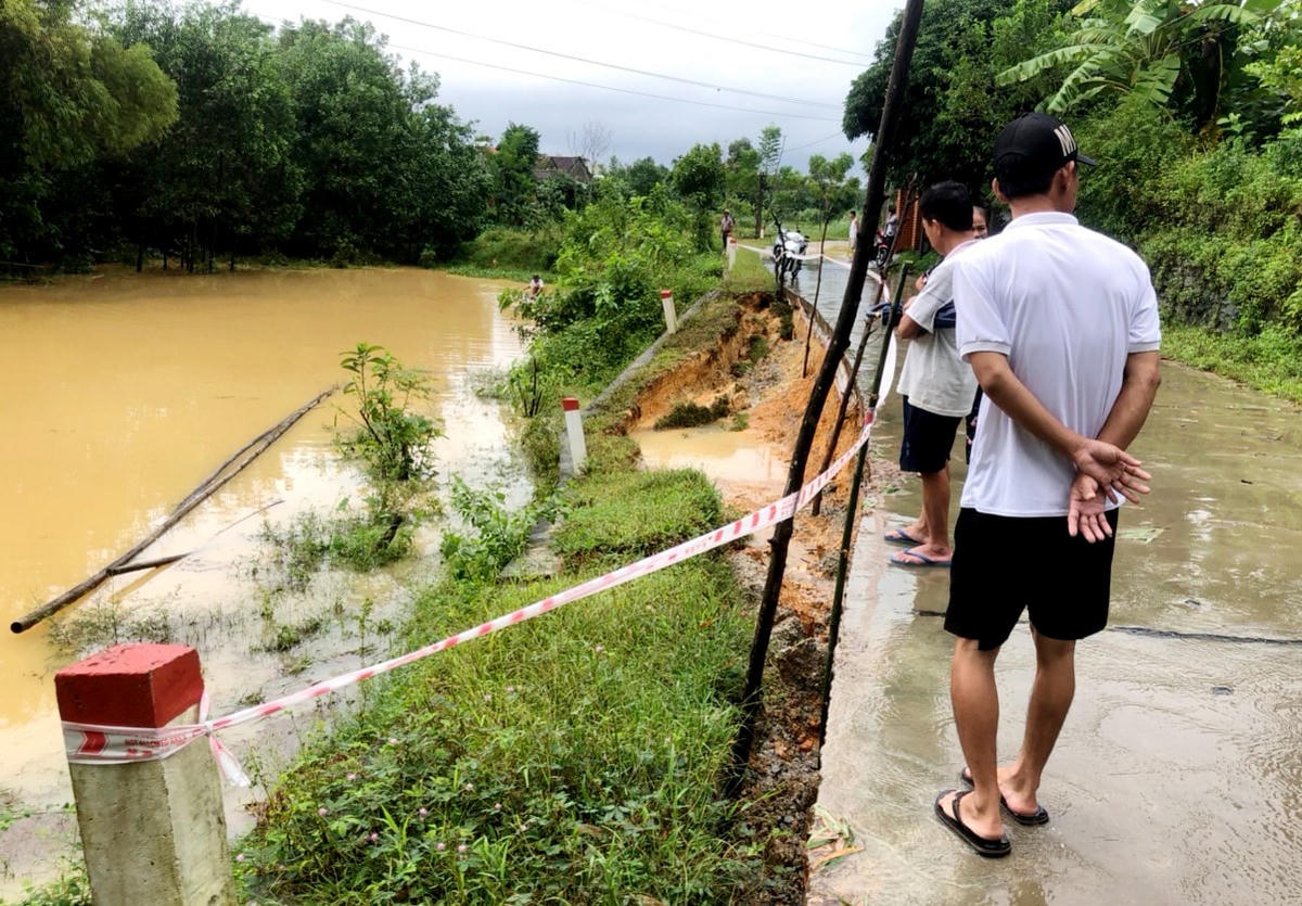 Tuyến đường liên thôn từ thôn Hà Cát đến thôn Vĩnh Yên, xã Đức Lạng (huyện Đức Thọ) bị sạt lở nghiêm trọng.
