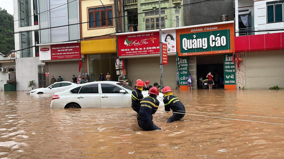 Lực lượng cảnh sát phòng cháy chữa cháy và cứu hộ cứu nạn đưa xe ra khỏi khu vực ngập sâu ở phố núi Sơn La trong đợt mưa đầu tháng 6- Ảnh: tuoitre.vn