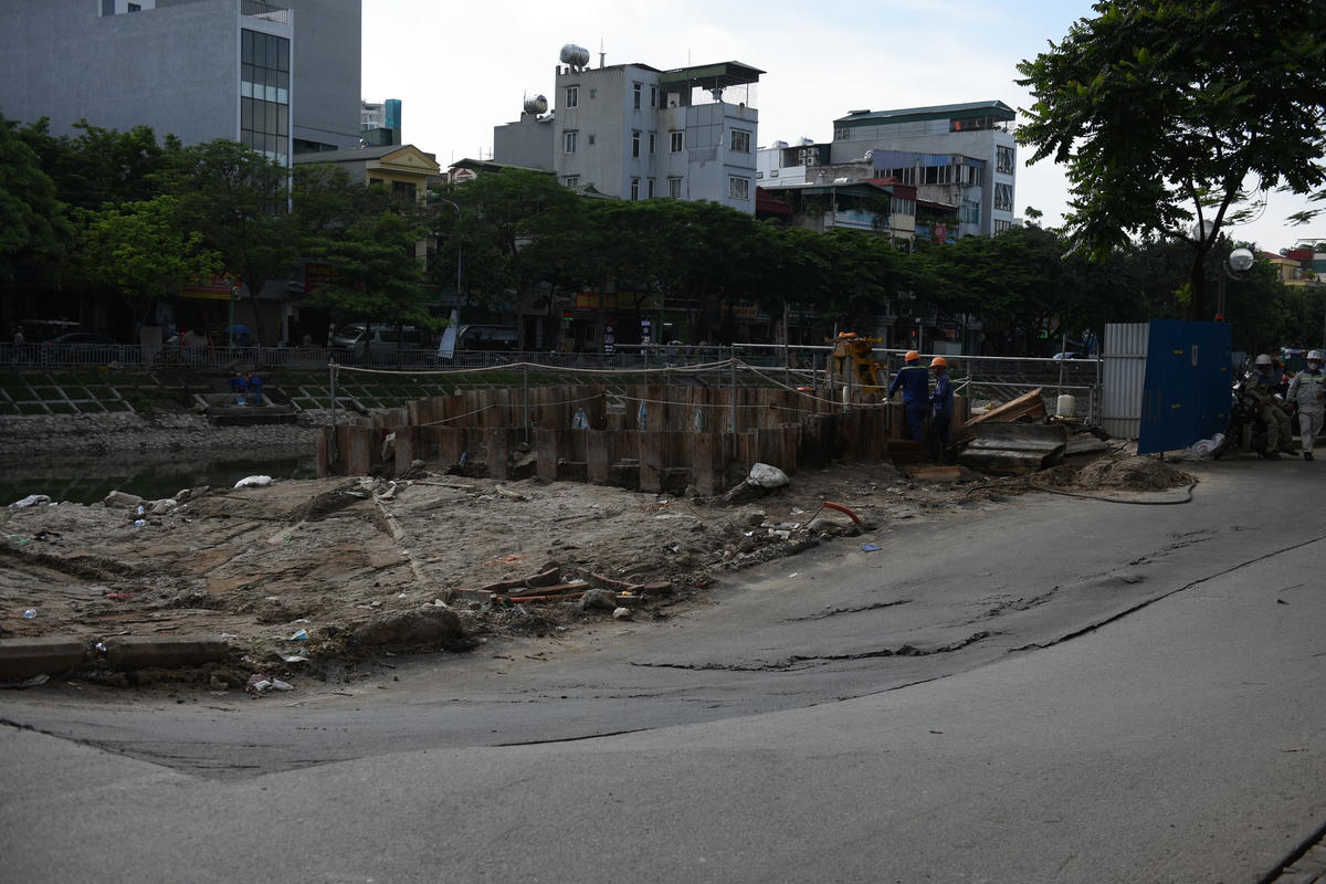 Theo anh Đỗ Tuấn Hùng người chứng kiến sự việc trên cho biết, khoảng 14h ngày 14/6, anh phát hiện đoạn đường trước cửa nhà mình bị sụt lún. Trong gần 1 tiếng, đoạn sụt lún lan rộng và có đoạn sâu đến cả mét.