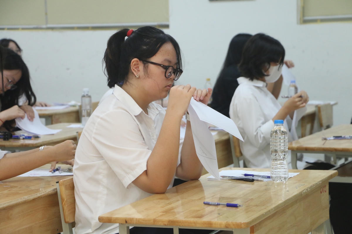 Thí sinh chuẩn bị làm bài thi môn Ngữ văn sáng 10/6.