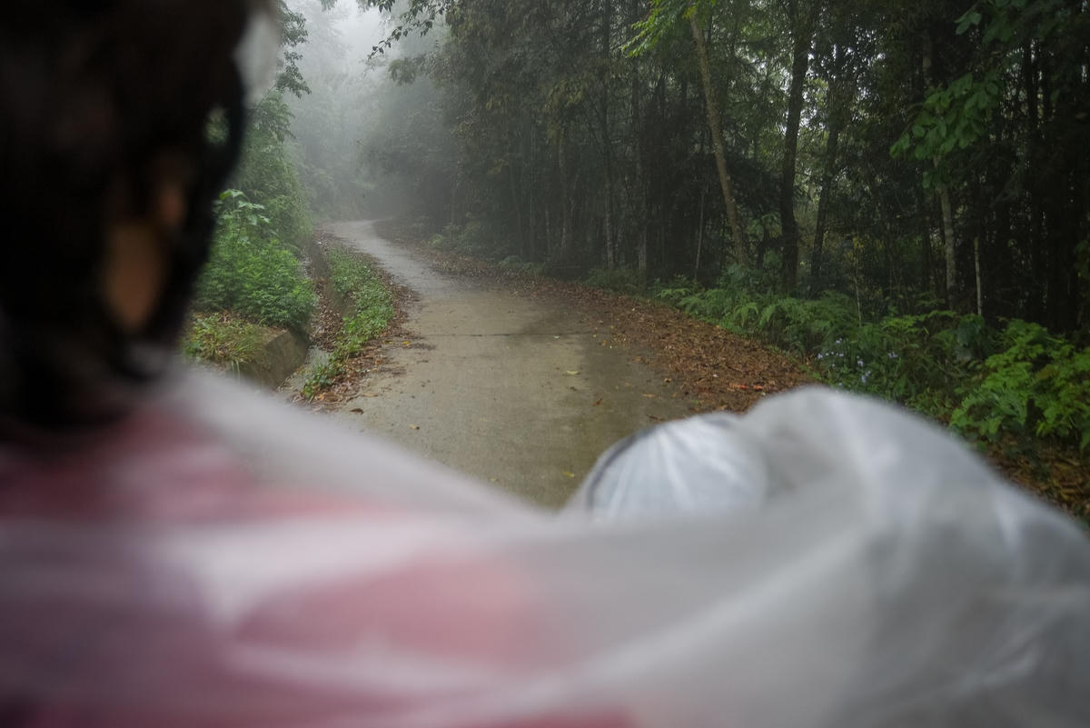 Đều đặn vào mỗi 6h sáng, cô giáo Hoàng Thị Biên (giáo viên công tác tại điểm Trường Mầm non thôn Sui Thầu) lại đồng hành cùng “chiến mã” của mình vượt hơn 50 km từ nhà đến trường. Vì nhà ở trung tâm huyện mỗi lần đến trường, cô lại tiện ghé qua chợ mua thêm chút đồ ăn cho bữa trưa của trẻ hoặc đồ người dân ở trên nhờ. 