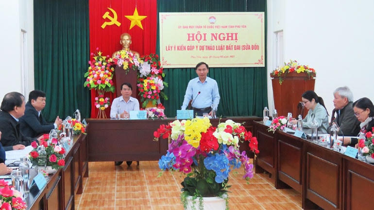 Ông Nguyễn Quốc Hoàn, Chủ tịch Ủy ban MTTQ tỉnh Phú Yên, phát biểu làm rõ hơn các nội dung góp ý tại hội nghị.