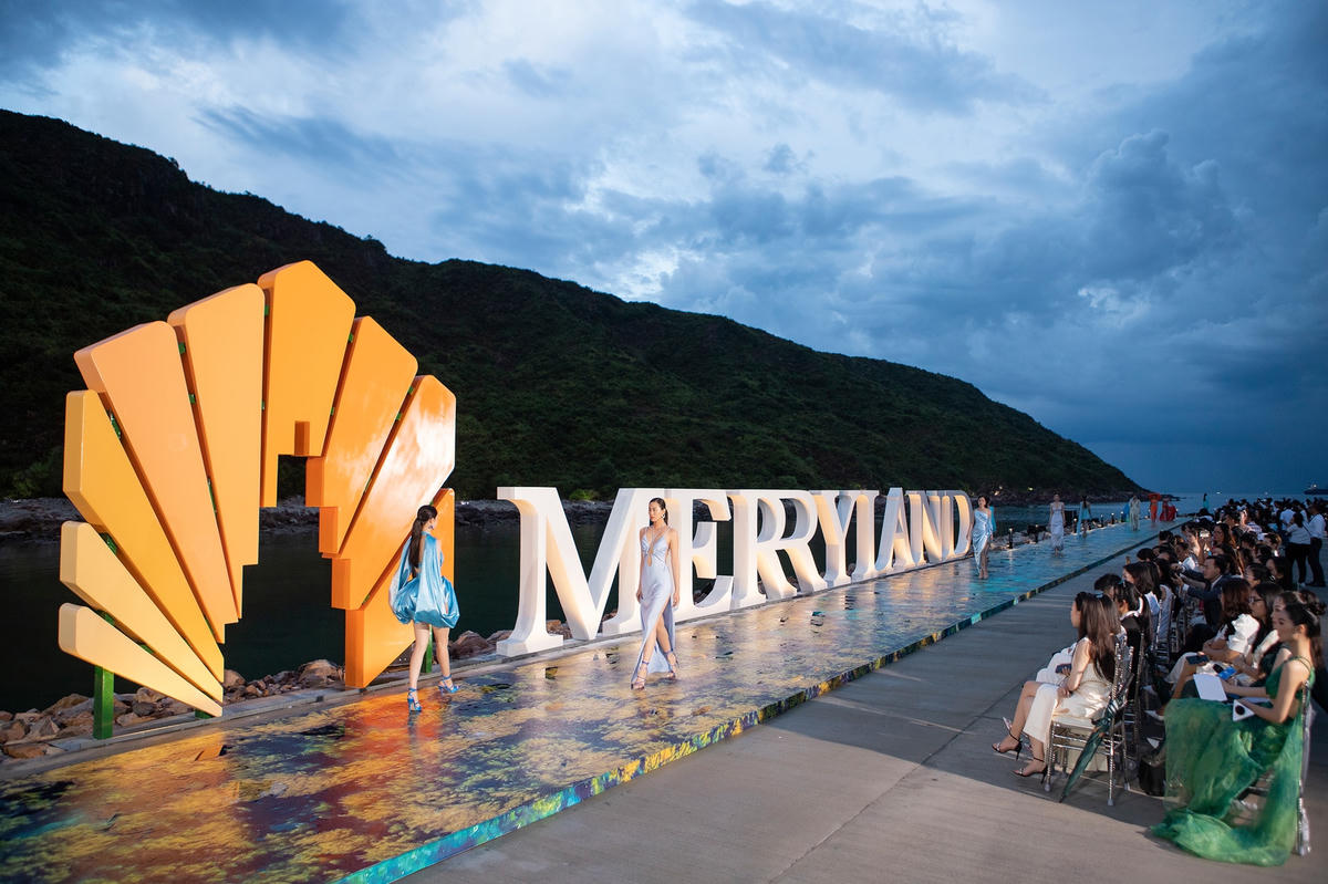 Trong suốt khoảng thời gian diễn ra BST của NTK Lê Thanh Hòa, thời tiết tại Quy Nhơn trở giông bão và điều kiện di chuyển của các thí sinh trở nên khó khăn hơn.