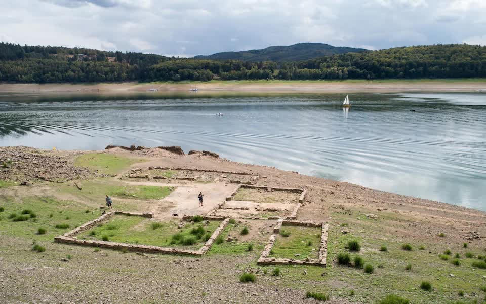 Edersee-Atlantis, ngôi làng Berich bị bỏ hoang gần Waldeck ở Đức, lấy cảm hứng từ thành phố cổ Atlantis. Nhưng có vẻ như biệt danh Atlantis của nó đã không còn phù hợp khi mọi người bây giờ có thể đi bộ thay vì bơi trên đường phố của nó.