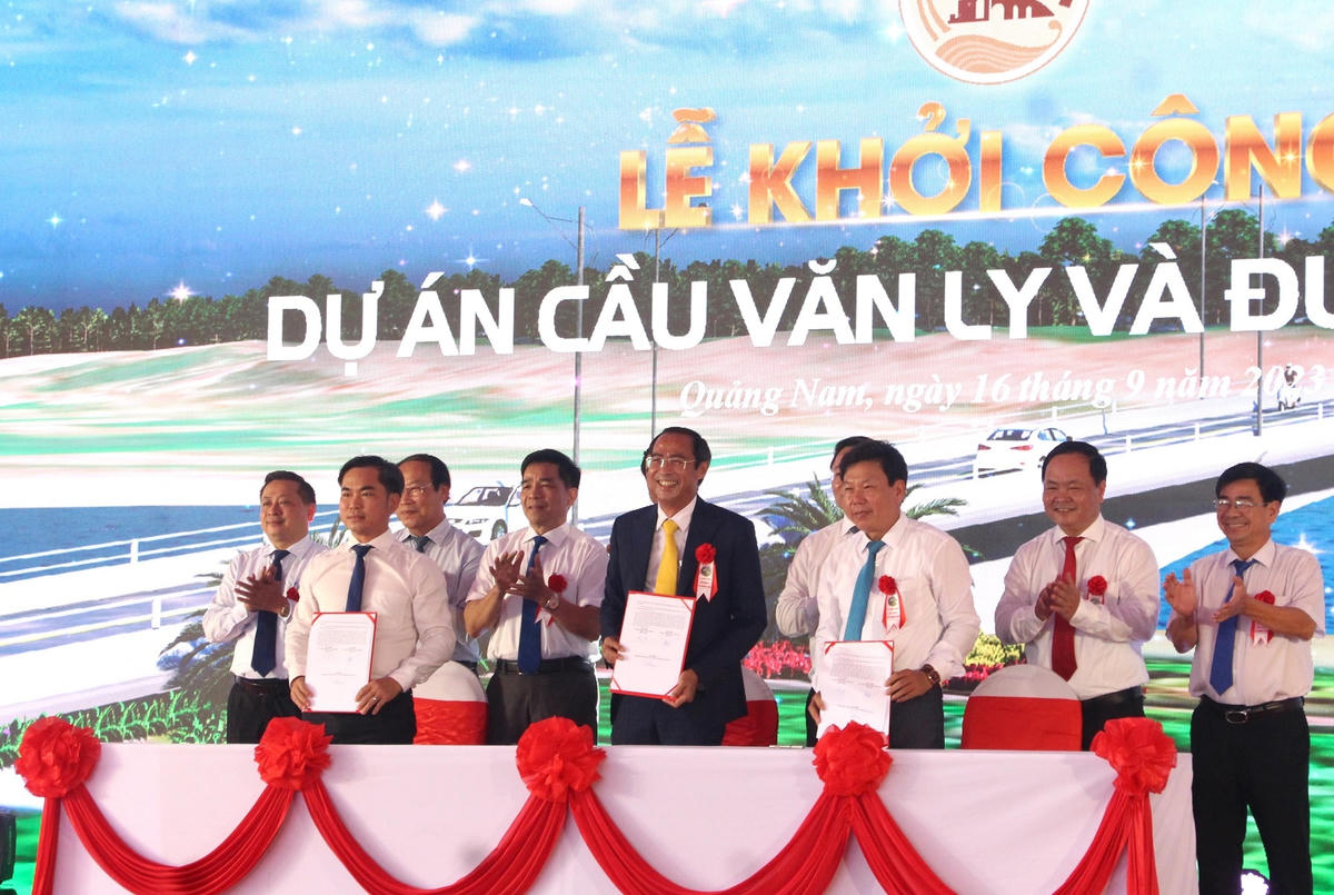 Ký cam kết tiến độ giải phóng mặt bằng giữa chủ đầu tư, UBND thị xã Điện Bàn và UBND huyện Đại Lộc.