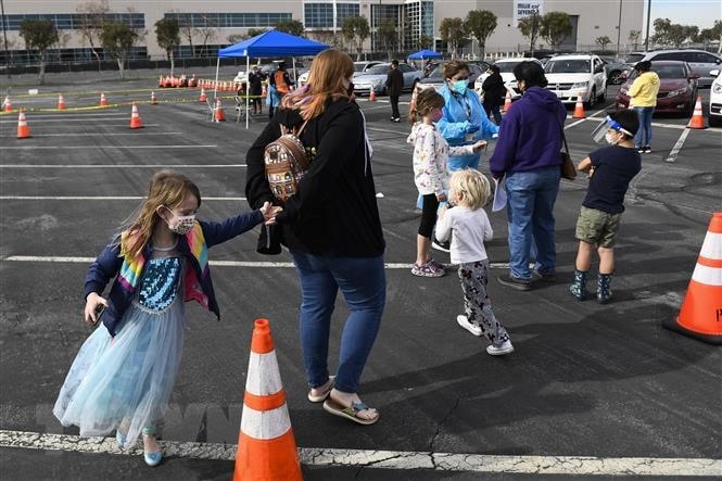 Một điểm xét nghiệm nhanh Covid-19 cho trẻ em tại Long Beach, California, Mỹ, tháng 3/2022. (Ảnh: AFP/TTXVN).