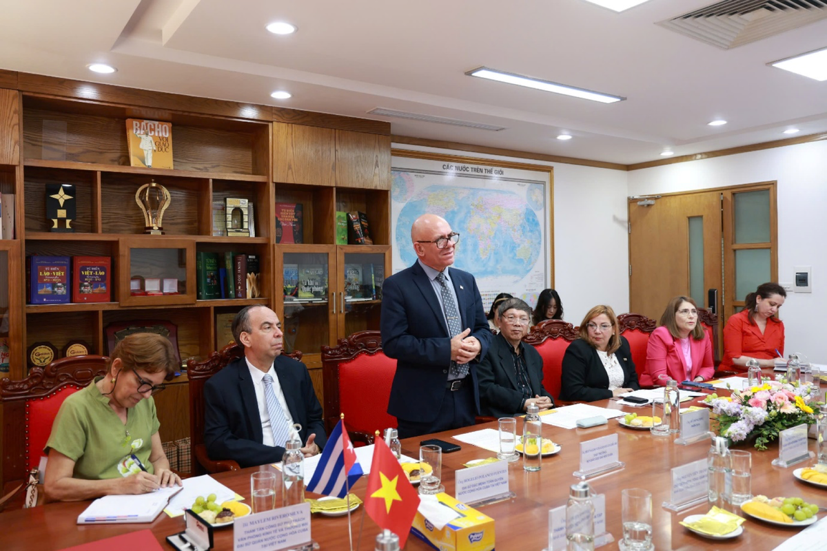 Ông Reynaldo Velázquez Zaldívar - Thứ trưởng Bộ Giáo dục Đại học Cuba phát biểu tại buổi lễ. Ảnh: Công Duy.