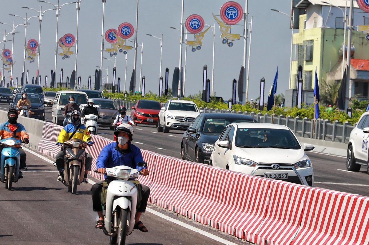 "Chúng tôi sẽ theo dõi giao thông đi lại qua cầu sau thông xe để có những điều chỉnh phù hợp nhất, tạo điều kiện cho người dân đi lại", vị đại diện Sở GTVT Hà Nội khẳng định.