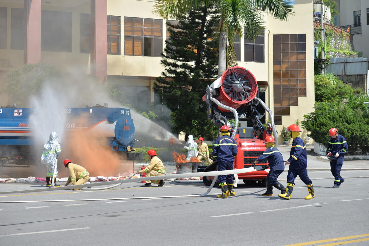 Robot chữa cháy chuyên dụng xử lý đám cháy tại khách sạn Vân Hải.