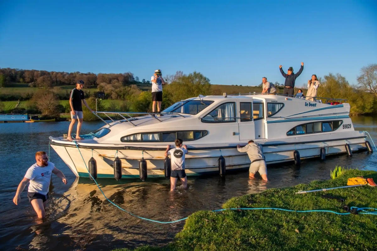 Những gia đình vui vẻ quây quần bên dòng sông Thames. Ảnh: The Guardian.