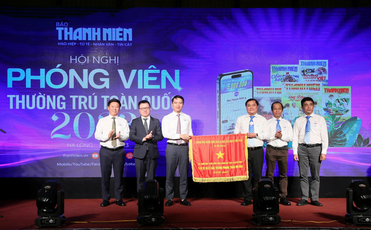 Báo Thanh Niên vinh dự đón nhận Cờ thi đua của Chính phủ.