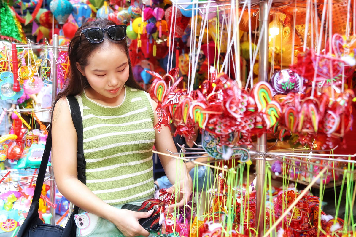 Phố Hàng Mã rực rỡ sắc màu Trung thu