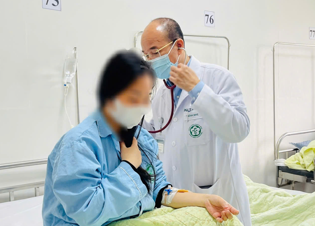 PGS.TS Đỗ Duy Cường thăm khám cho bệnh nhân cúm mùa là phụ nữ mang thai đang điều trị tại Trung tâm. Ảnh BVCC.