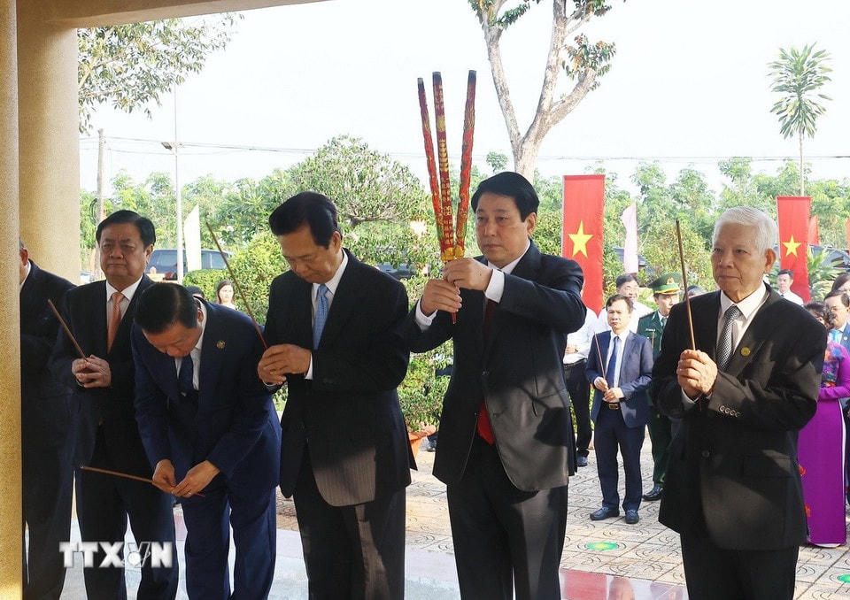Chủ tịch nước Lương Cường và các đại biểu dâng hương tượng niệm các Anh hùng Liệt sỹ. (Ảnh: Lâm Khánh/TTXVN)