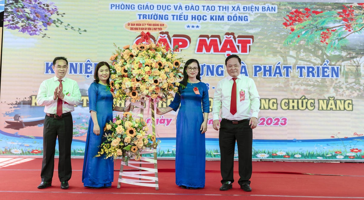 Lãnh đạo tỉnh Quảng Nam tặng hoa chúc mừng Trường TH Kim Đồng.