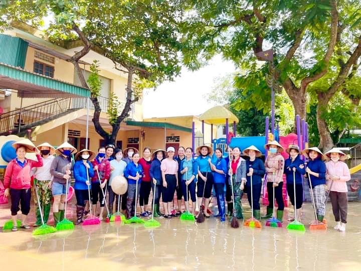 Các giáo viên Trường Mầm non thị trấn Đức Thọ có mặt cùng Trường Mầm non Liên Minh chung tay dọn dẹp vệ sinh môi trường, khắc phục hậu quả sau lũ lụt.