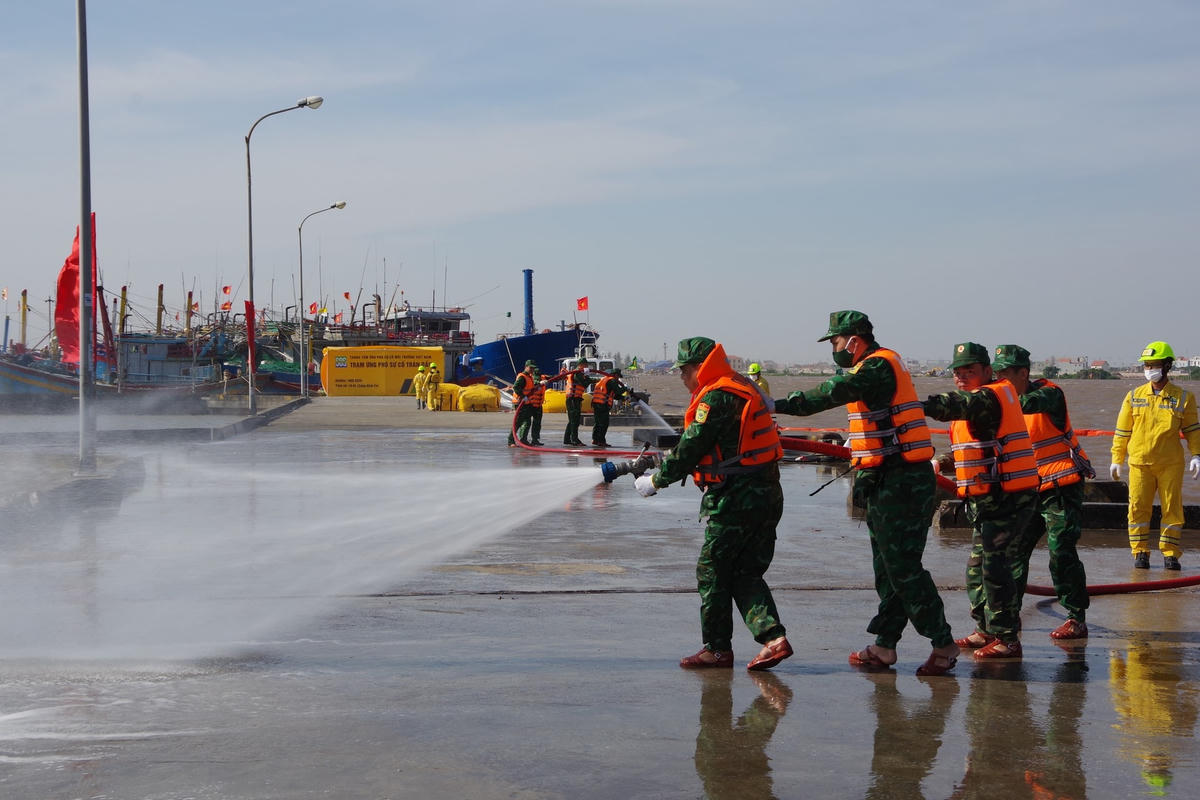[ẢNH] Nam Định ứng phó thế nào khi gặp sự cố tràn dầu?