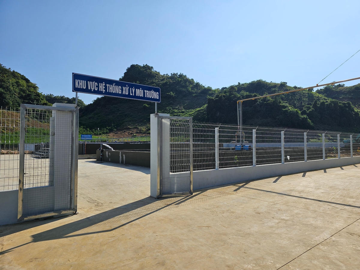 Chủ tịch Quốc hội Vương Đình Huệ cắt băng Khánh thành Nhà máy chế biến cà phê Sơn La