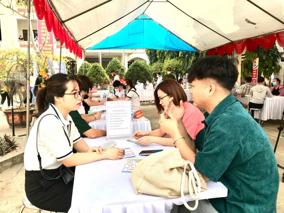 Người lao động đăng ký việc làm.