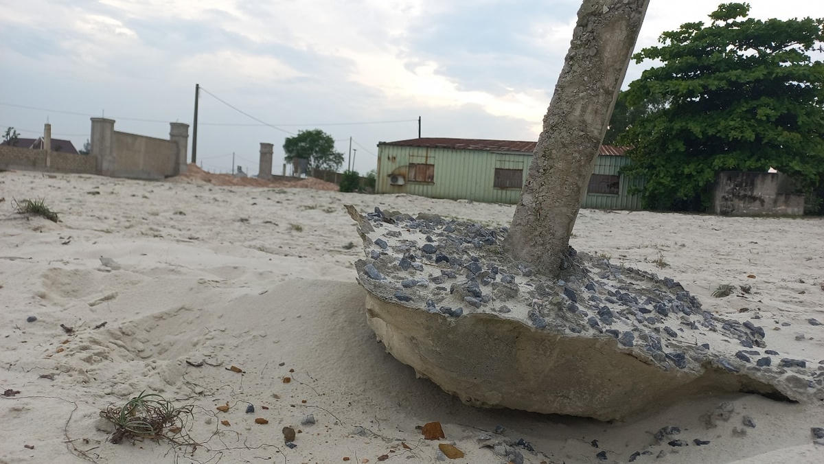 Nhiều cột trụ hàng rào đã bị xói mòn phần móng, ngả nghiêng.