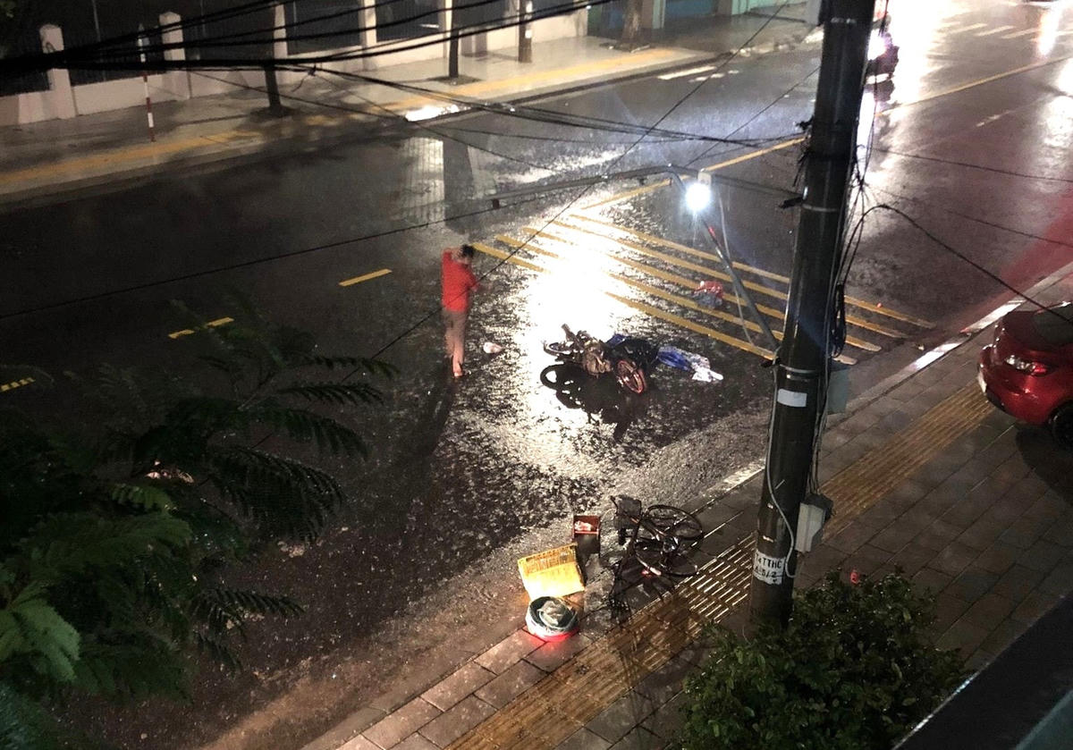 Hiện trường xảy ra vụ tai nạn khiến 2 mẹ con bị thương.