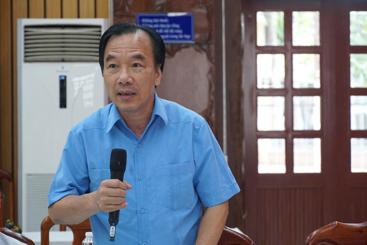 Nguyên Phó Chủ tịch UBTƯ MTTQ Việt Nam Ngô Sách Thực - thành viên đoàn giám sát nêu ý kiến tại buổi làm việc. Ảnh: Mạnh Thìn. 