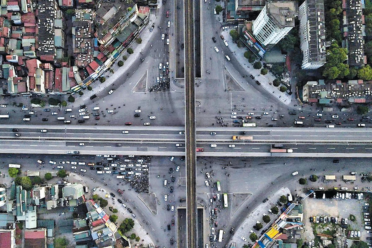 Nút giao thông hiện đại 4 tầng nằm trên đường Nguyễn Trãi (Thanh Xuân) gồm đường sắt trên cao, đường vành đai, đường bộ, hầm chui.  