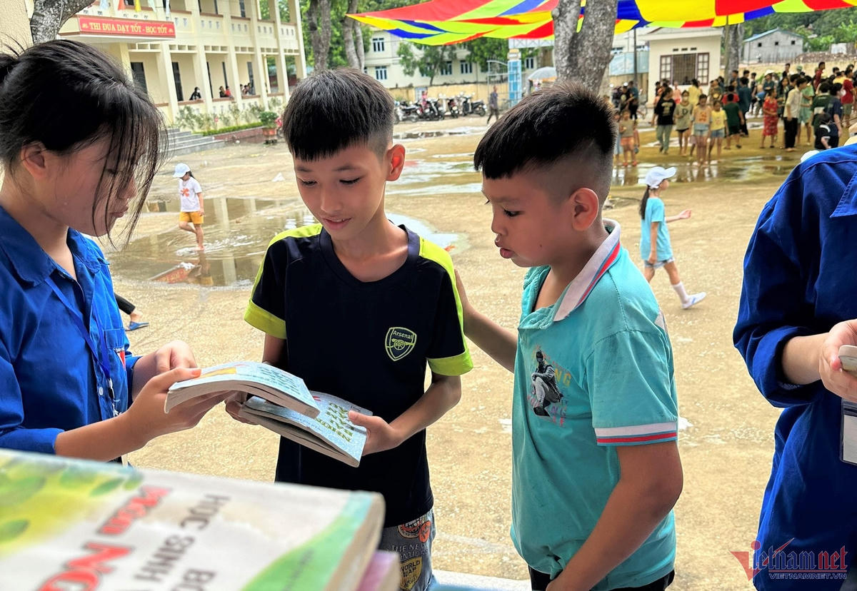 Các bạn nhỏ tự chọn những cuốn sách phù hợp.