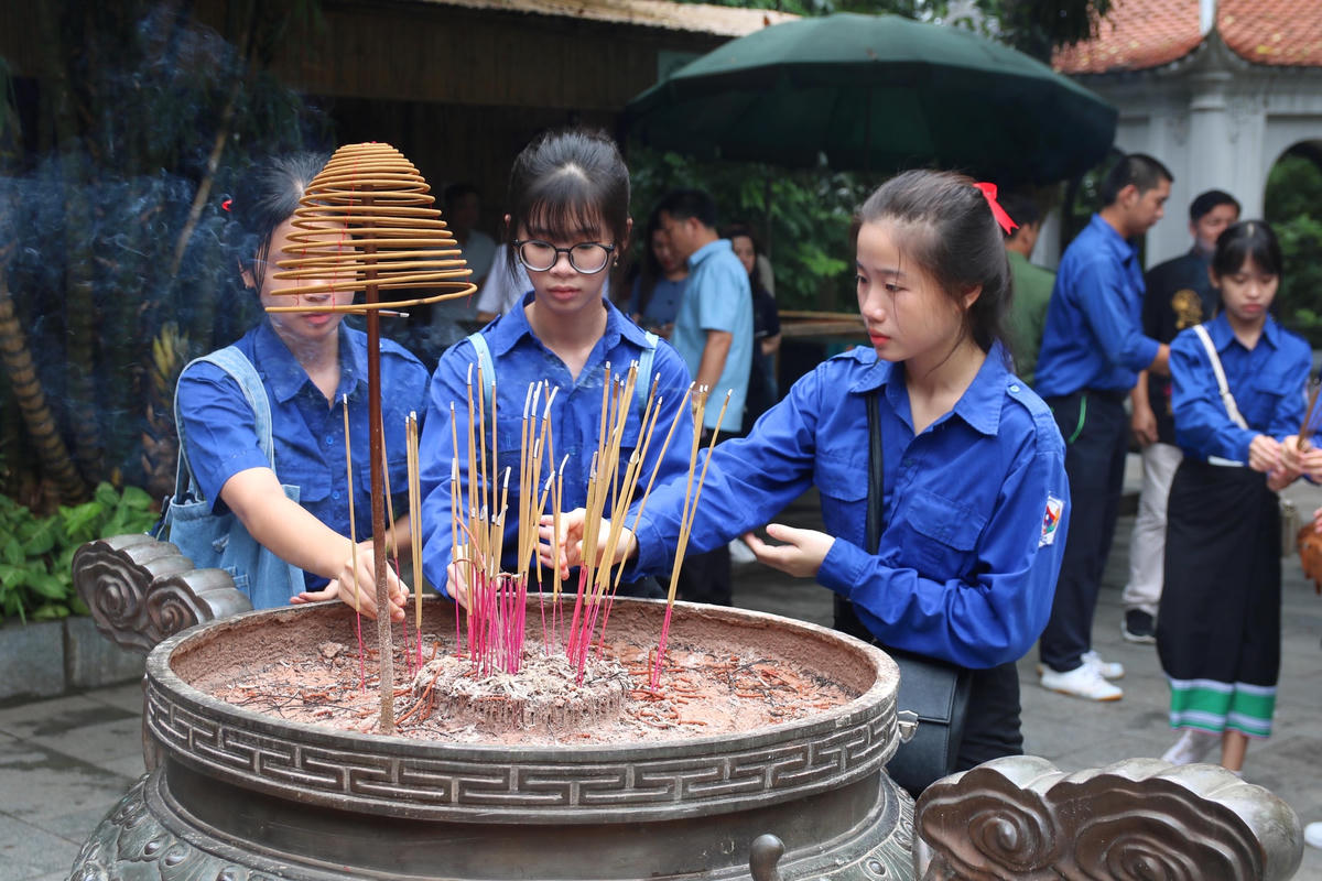 [Ảnh] Giáo viên và học sinh tiêu biểu Trường song ngữ Lào - Việt Nam Nguyễn Du dâng hương tại Đền Hùng