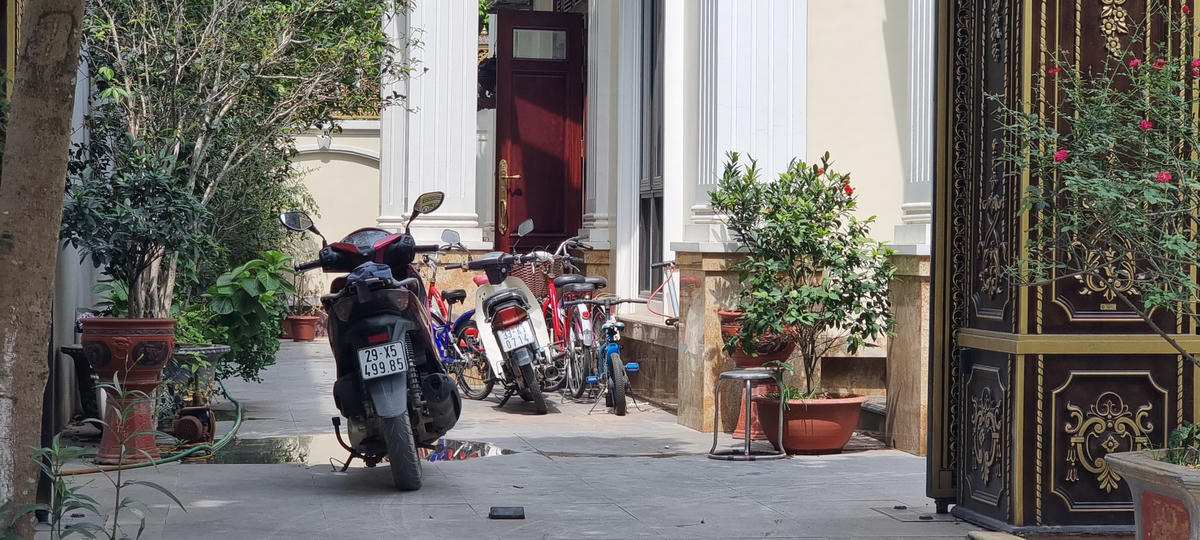 Nhiều đồ đạc như ghế ngồi, máy bơm, xe đạp cho trẻ nhỏ... như thường thấy của một gia đình, xuất hiện tại một công trình giống biệt thự ở Cụm công nghiệp Làng nghề Dương Liễu.