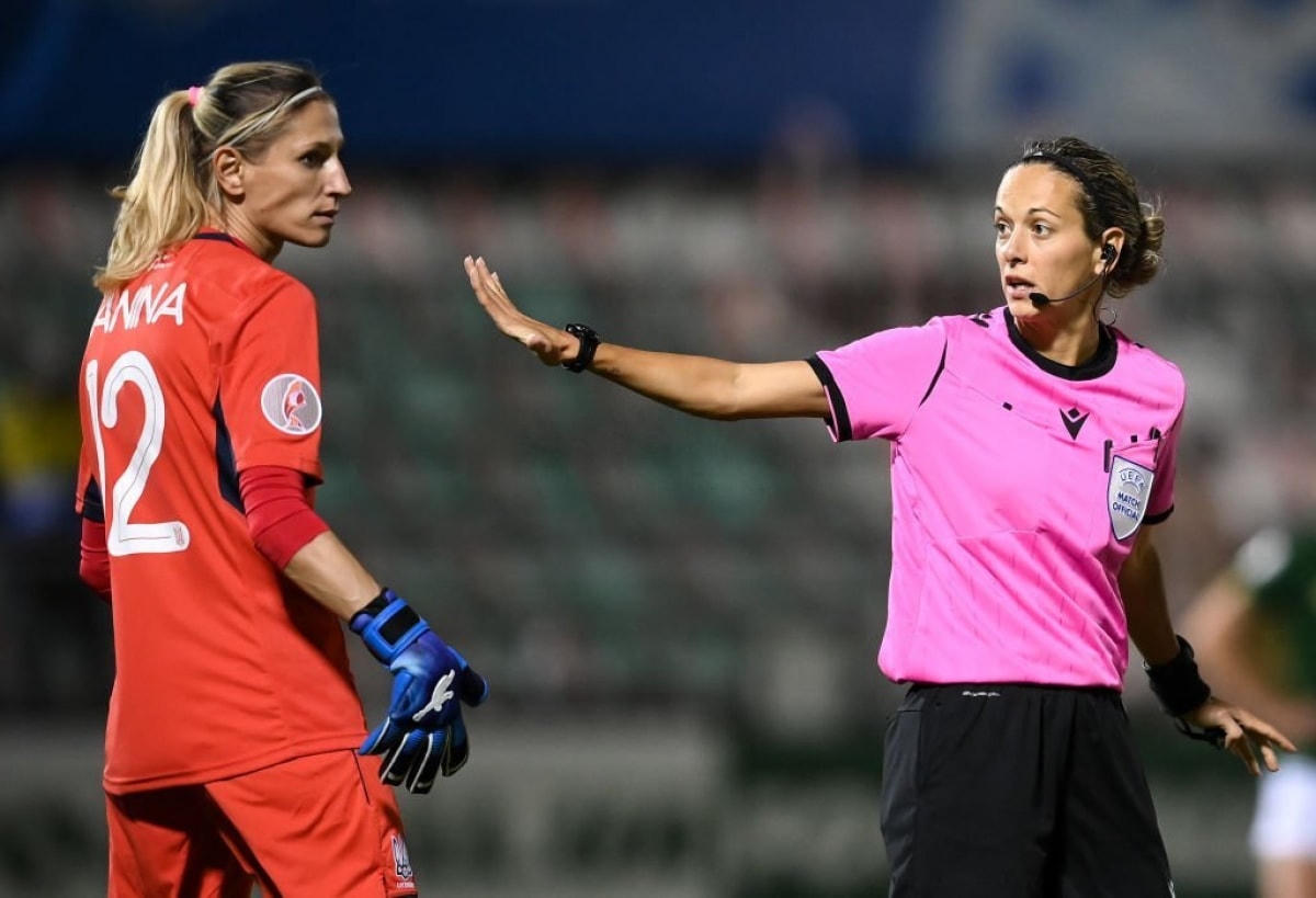 Trọng tài Ivana Martincic trong một lần điều hành trận đấu. Ảnh: Getty.  