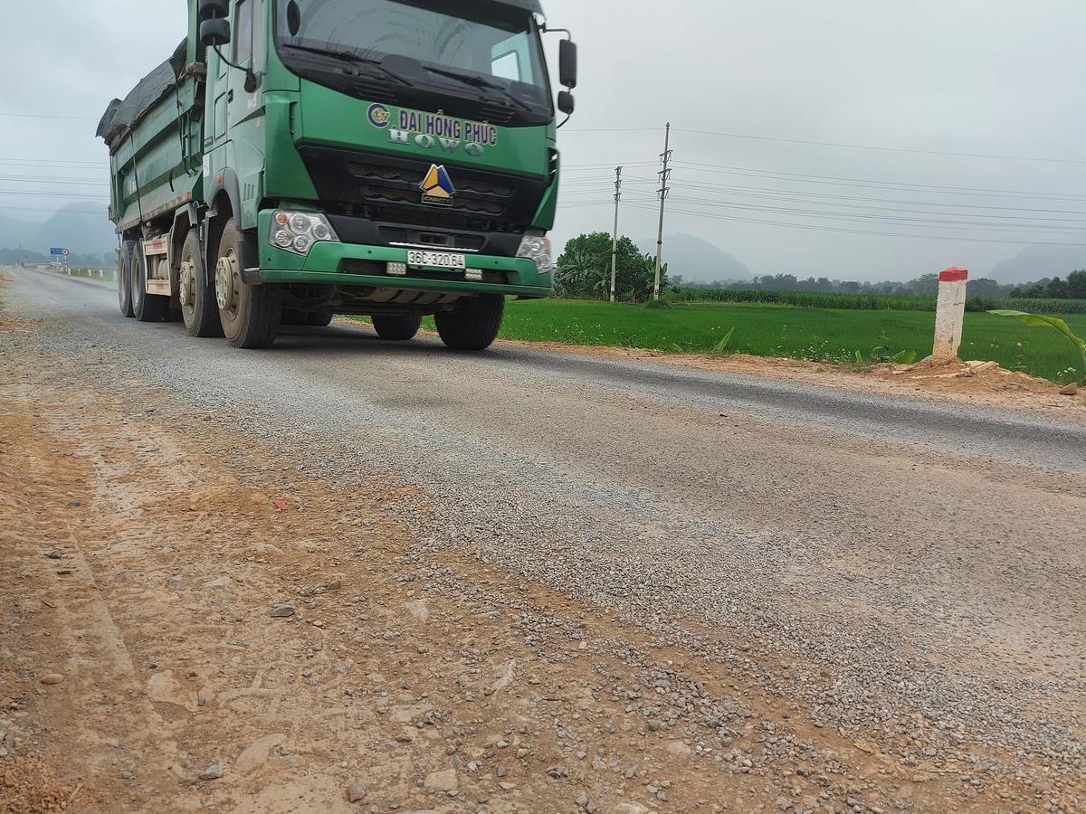 Được biết, phía UBND huyện Cẩm Thuỷ đã mời Trung tâm kiểm định chất lượng của Sở Xây dựng Thanh Hoá lên lấy mẫu, phân tích để đánh giá nguyên nhân khách quan xem xuống cấp là do chất lượng công trình hay do xe quá tải.