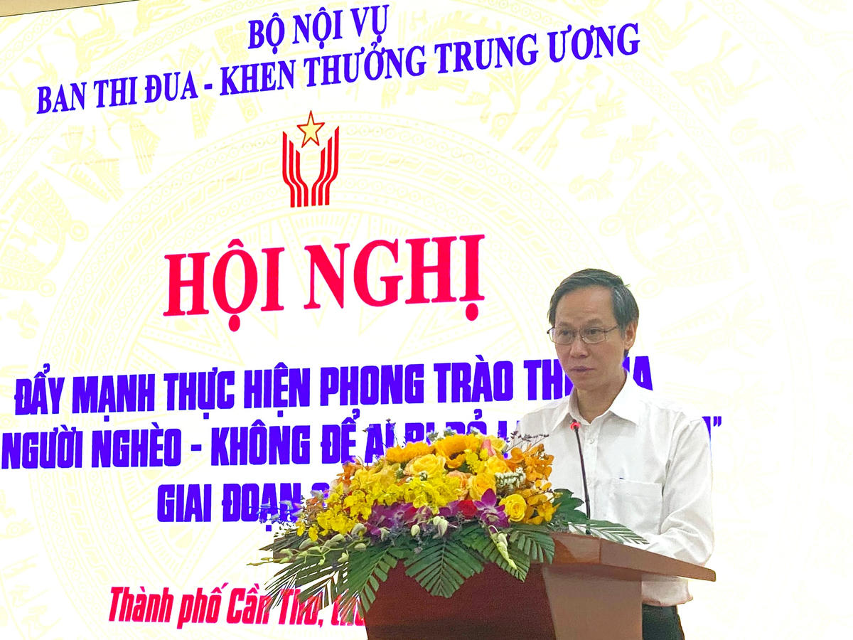 Ông Phan Văn Hùng Phó Trưởng Ban Ban Thi đua khen thưởng Trung ương phát biểu tại hội nghị. 