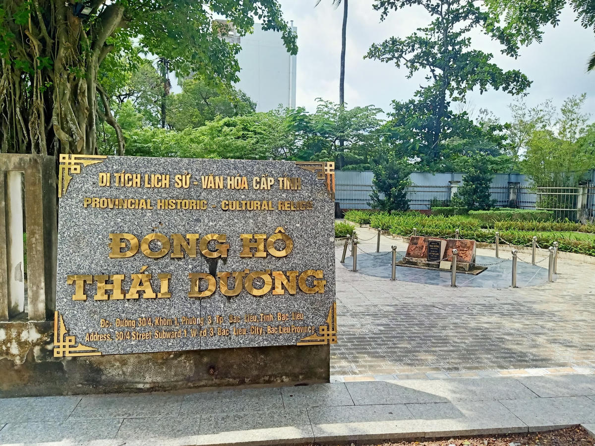 Khuôn viên di tích đồng hồ đá.