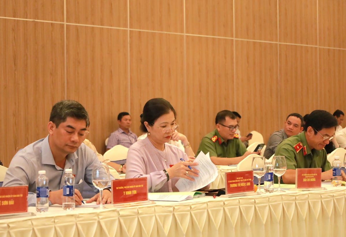 Phó Chủ tịch UBTƯ MTTQ Việt Nam Trương Thị Ngọc Ánh dự phiên họp.