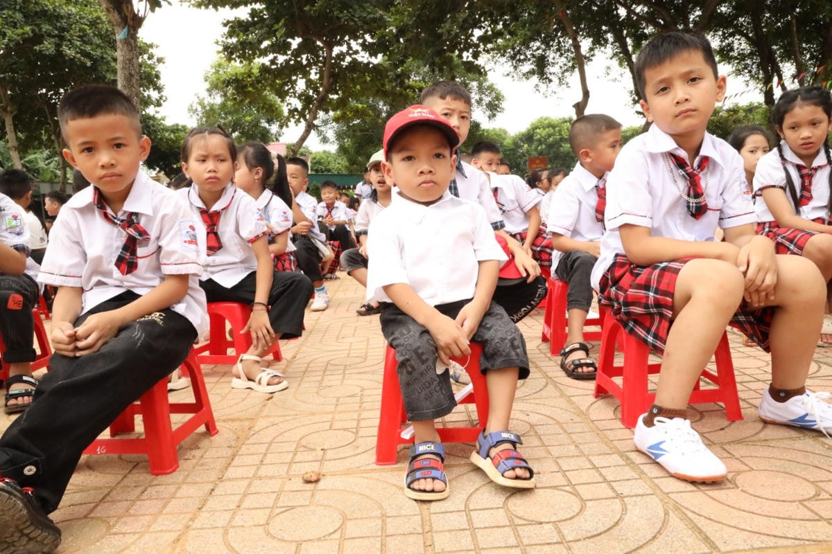 Học sinh Trường Tiểu học Đồng Hợp, huyện Quỳ Hợp có mặt từ sáng sớm để dự lễ khai giảng chào đón năm học mới. Ảnh Điền Bắc.