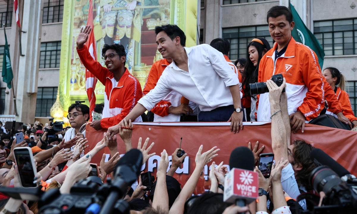 Ông Pita (áo trắng) giữa những người ủng hộ ở Bangkok. Ảnh: AFP.
