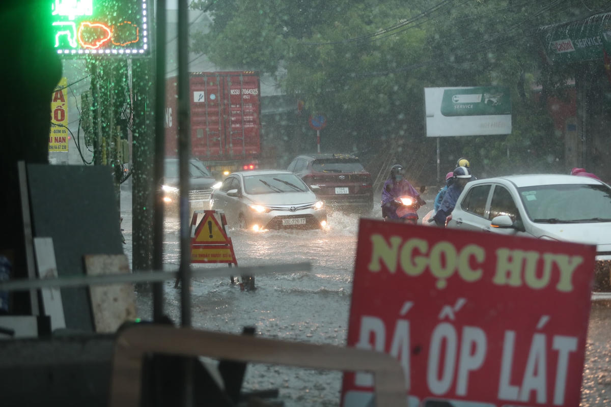 Tại Hà Đông, đoạn đường trên phường Yên Nghĩa nước ngập nửa bánh xe ô tô.