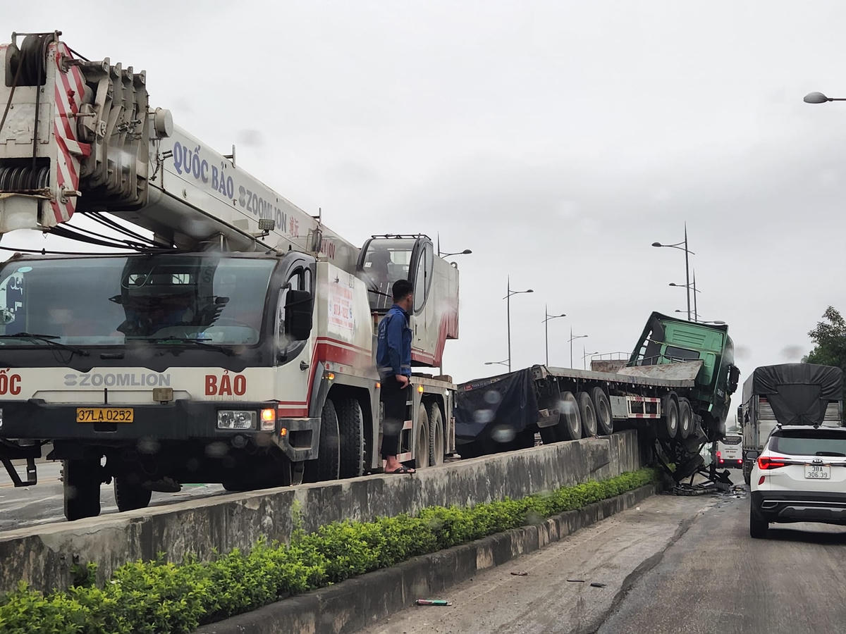 Tai nạn khiến xe đầu kéo hư hỏng nặng. Ảnh: HD.
