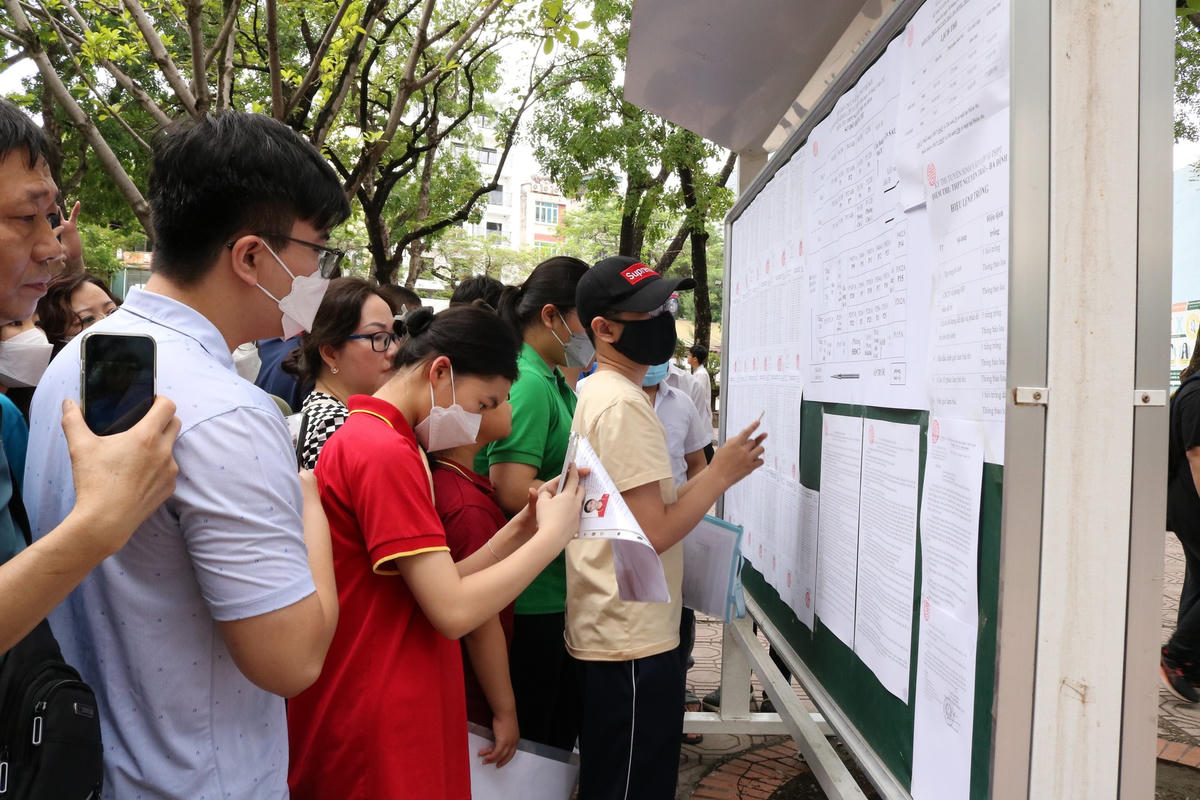 Thí sinh và phụ huynh tra thông tin phòng thi tại điểm thi Trường THPT Nguyễn Trãi - Ba Đình.