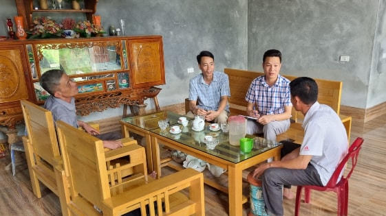 Gia đình anh Đinh Công Phòng chia sẻ niềm vui với phóng viên trong căn nhà mới.