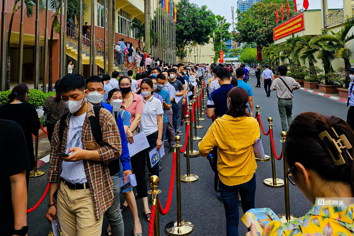 Rất đông người dân xếp hàng bốc thăm mua căn hộ tại dự án nhà ở xã hội NHS Trung Văn (quận Nam Từ Liêm, Hà Nội), ngày 20/5. Ảnh: Hữu Thắng.
