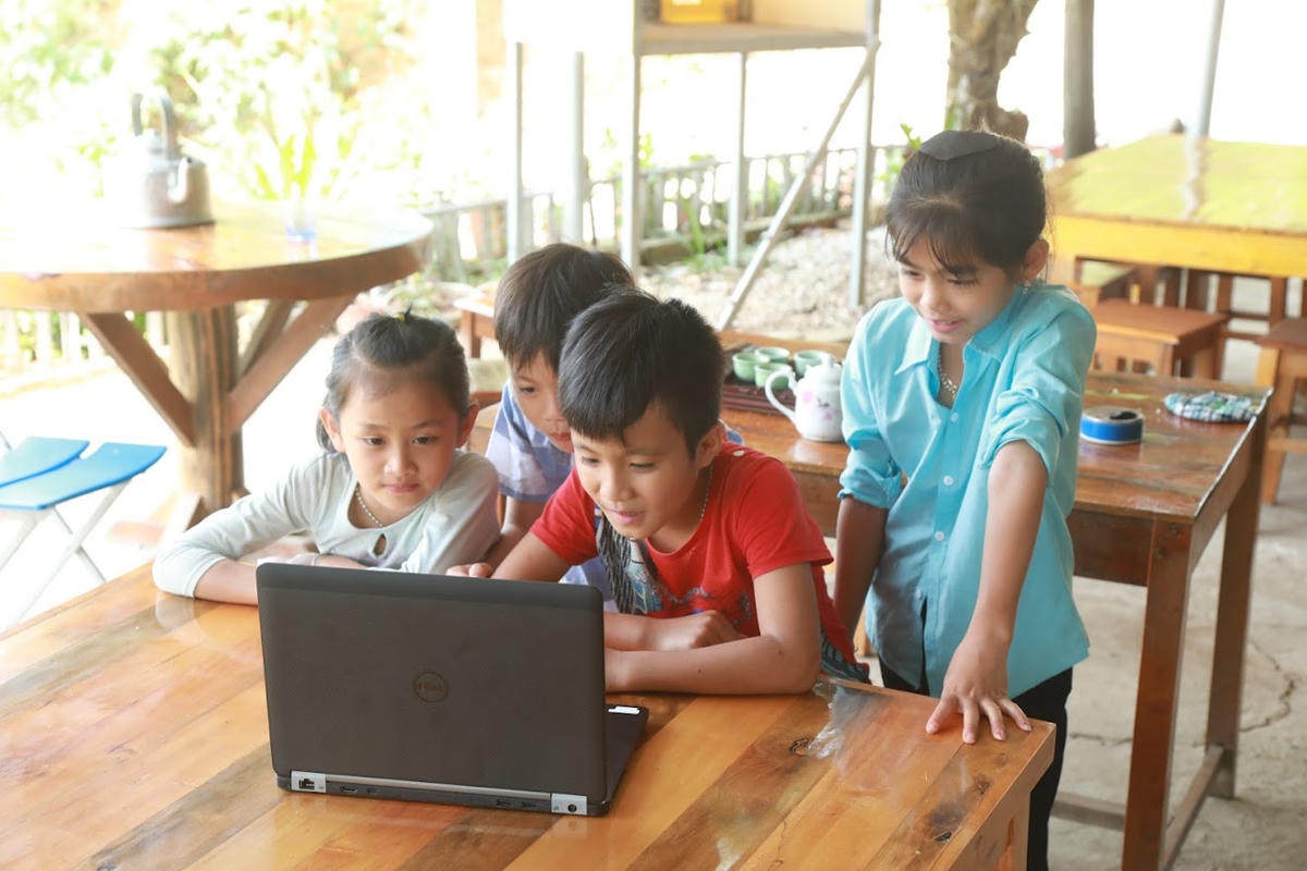 Cần “bức tường lửa” để bảo vệ các em nhỏ trên nền tảng mạng xã hội. Ảnh: Quang Vinh.