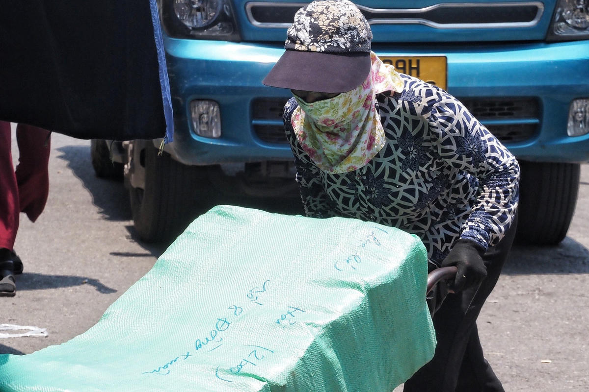 Chị Quỳnh, một người bốc vác hàng hóa tại chợ Đồng Xuân chia sẻ, thời tiết nắng nóng khiến cơ thể chị cảm thấy khá mệt mỏi nhưng vì cơm áo gạo tiền lo cho gia đình nên chị buộc phải làm việc.