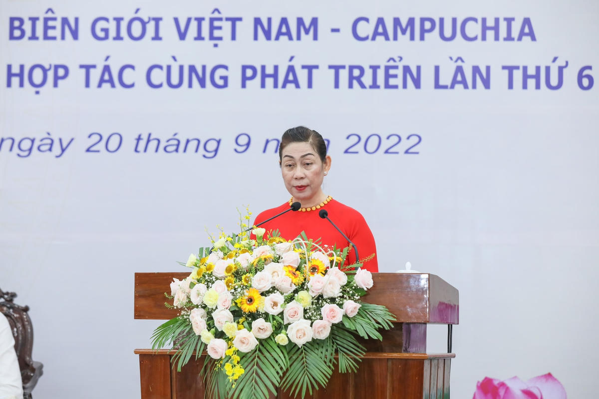 Bà Lê Thị Vệ, Chủ tịch Ủy ban MTTQ tỉnh Kiên Giang phát biểu tại Hội nghị.