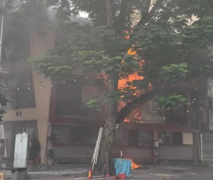 Cháy quán cafe Phê La ở phố Hàng Cót, Hà Nội (Ảnh: Hoàng Dung).